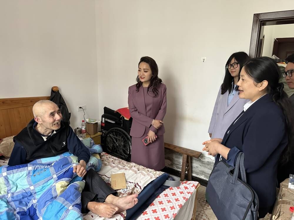 慰问困难群众3.jpg