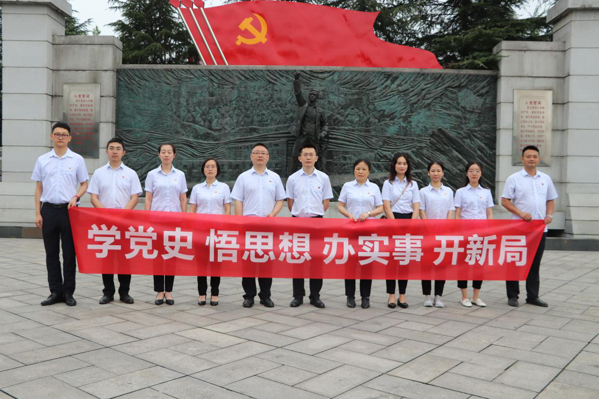参观学习杨闇公烈士陵园现场.png
