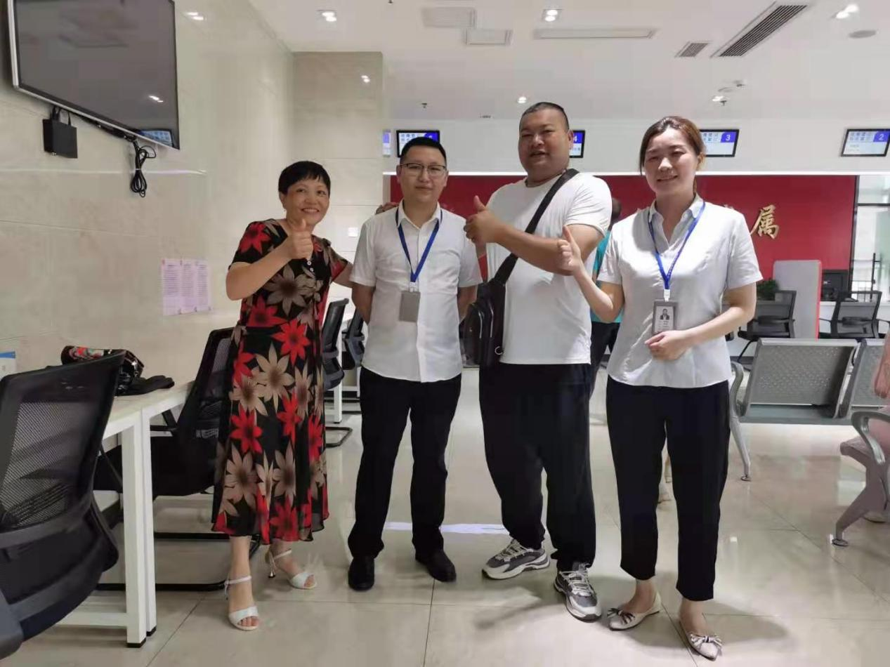 群众感谢婚姻登记服务厅工作人员现场.png