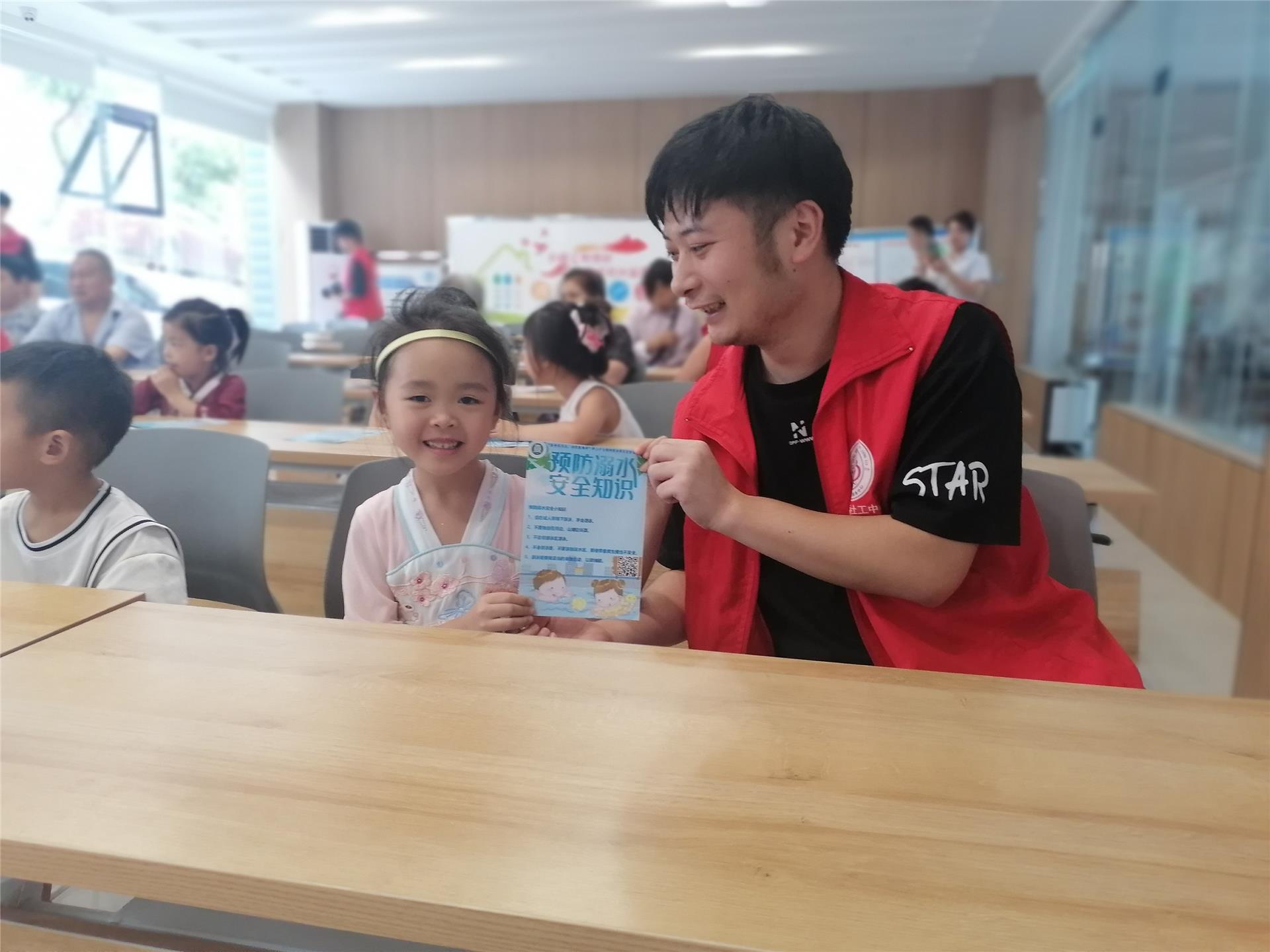 梓潼街道开展电力宣传进家庭活动.jpg